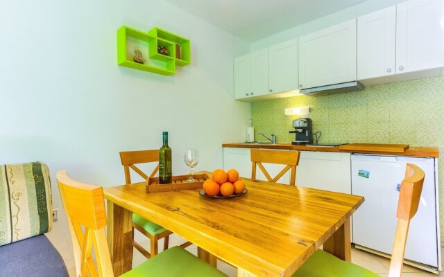 2-bdr apt With Shared Garden, 3 min Walk to Beach