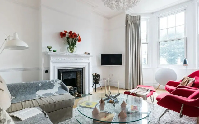 Beautiful, Grand House - Modern Art-Filled Interior