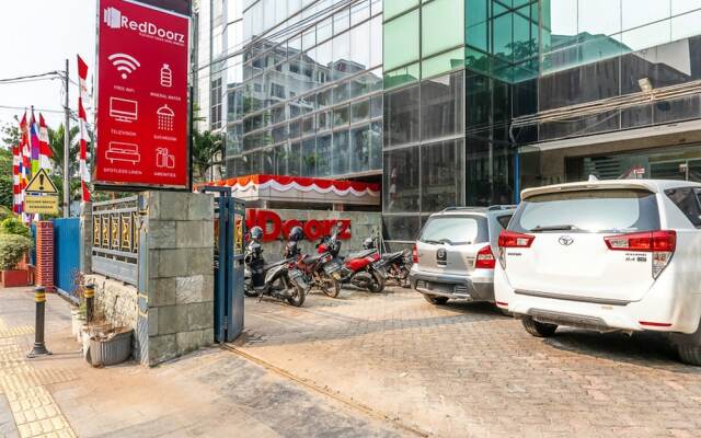 RedDoorz Plus near Taman Ismail Marzuki