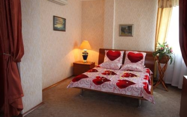 Mikos, Otel'