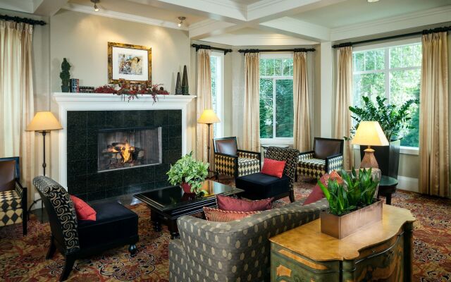 Plaza Inn & Suites at Ashland Creek