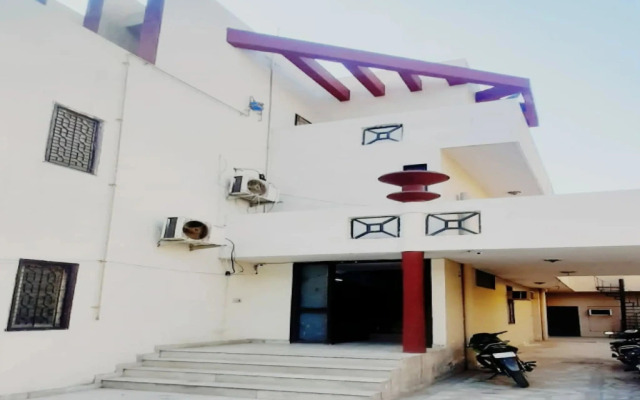 OYO 80791 Empire At Fifty Five