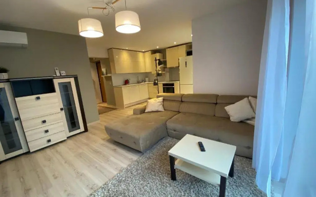 Sunny apartment, 5min to the sea. Parking. Self check in.