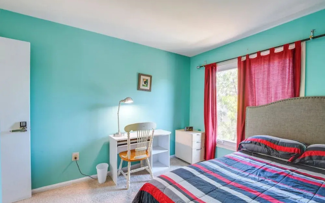 Close to Hospital & Dulles: Herndon Townhome