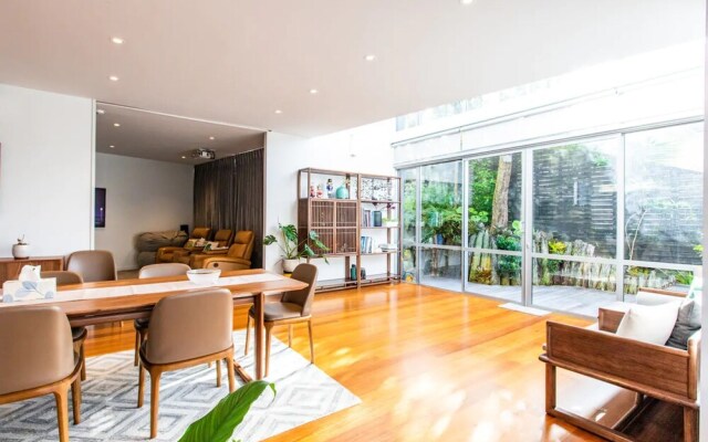 Luxury 4 Bedroom Home With Private Cinema