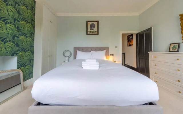 Stylish 2 Bedroom Home in Islington With Garden