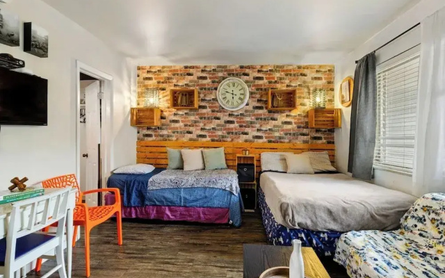 Hollywood 1BR Condo: Pets Allowed, BBQ & Parking