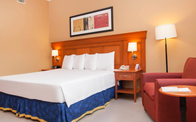 Courtyard By Marriott Cancun Airport