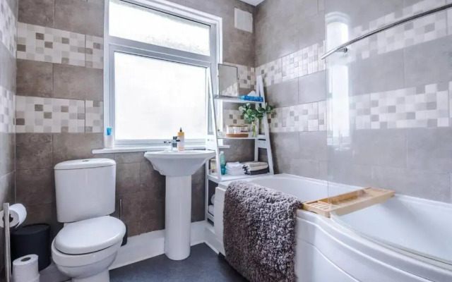 Elegant 2BD Family Retreat Blackpool Town!