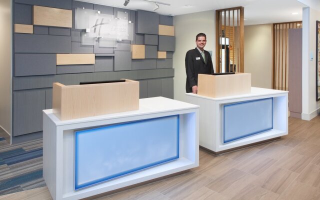 Holiday Inn Express & Suites Detroit - Farmington Hills by IHG