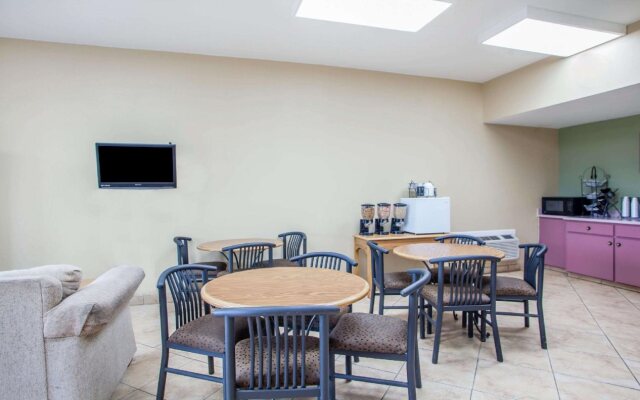 Econo Lodge Belton - Kansas City South