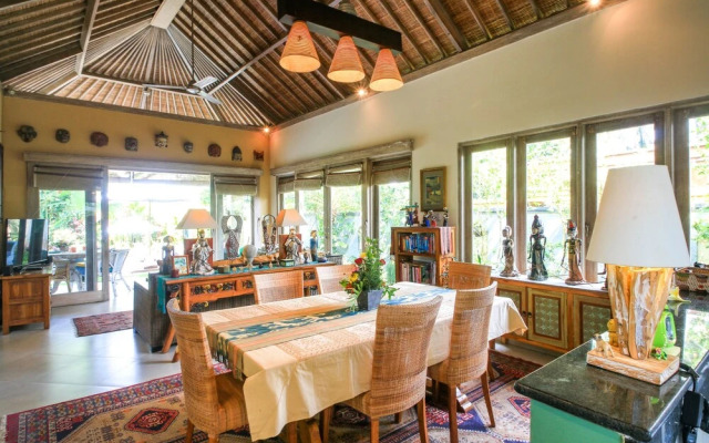 Hibiscus Upper Suiteubudbest Breakfast In Bali