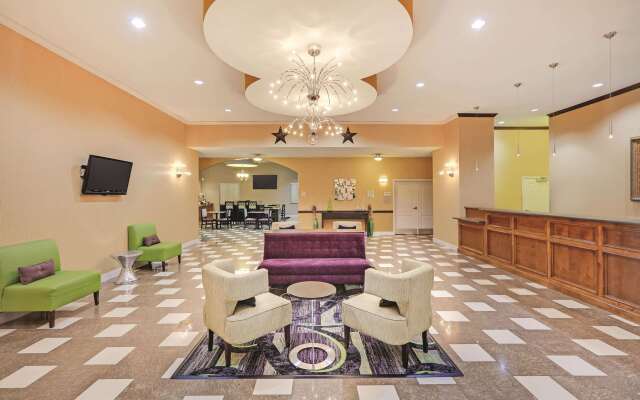 La Quinta Inn & Suites by Wyndham Dallas South-DeSoto