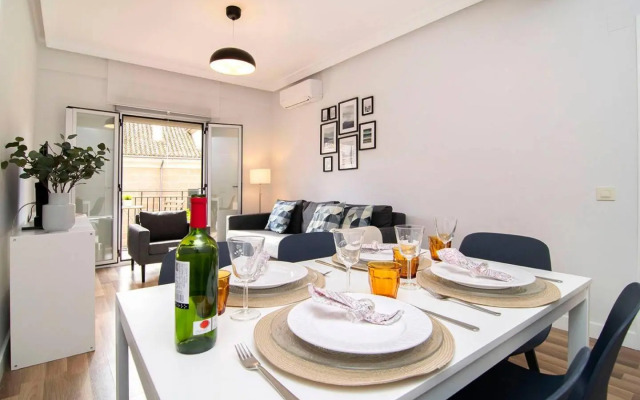 Sunny Apartment at the foot of Royal Palace by Batuecas