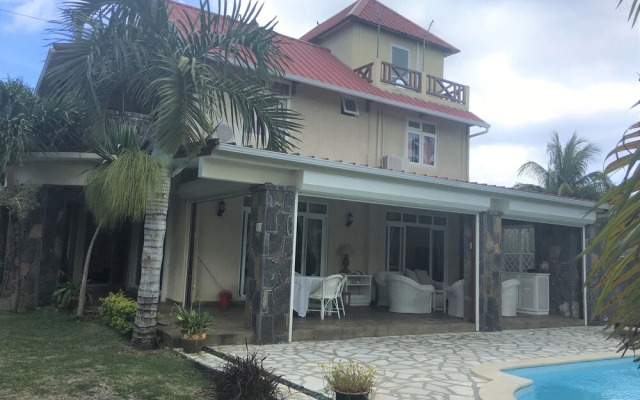 Tropical Villa 5 Min to the Beach