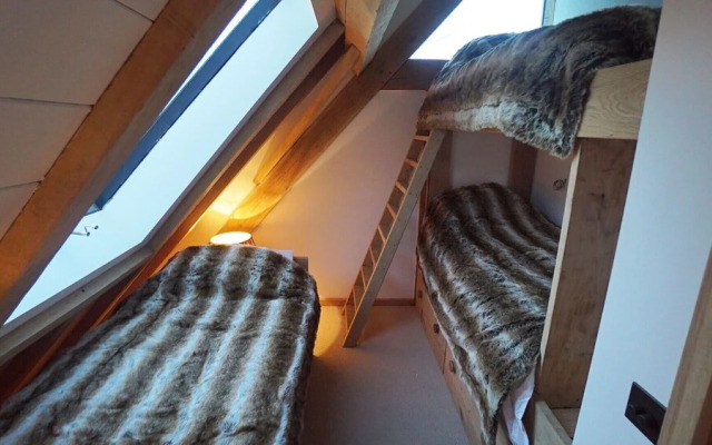 Stunning Lakeside Country Retreat near Cirencester