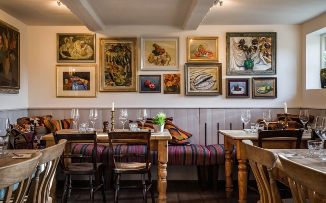 The Horse and Groom