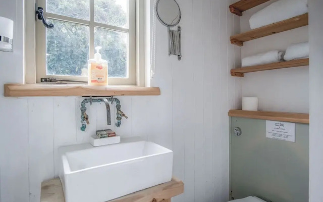 Haven View - 1 Bed Shepherds Hut - St Ishmael's