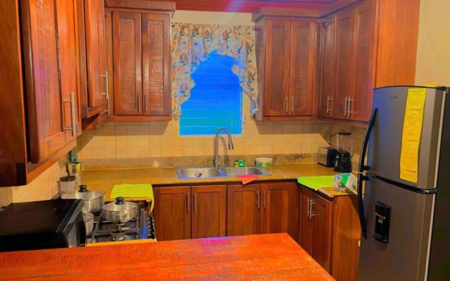 Lovely 2 Bedroom Condo With Pool And Hot Water