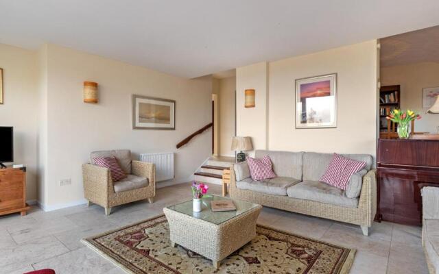Glendale Cottage - Sea Views, Beach Access, Hot Tub