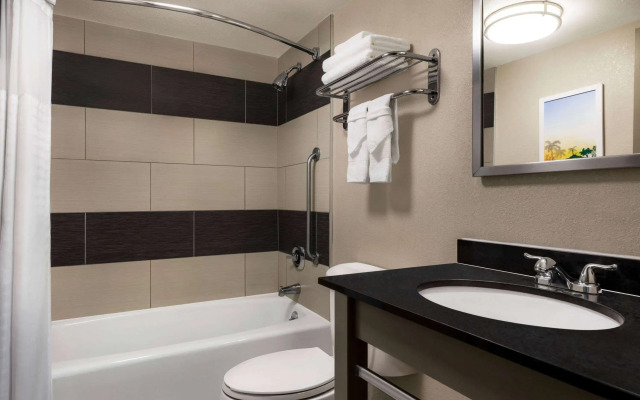 Days Hotel by Wyndham Allentown Airport / Lehigh Valley
