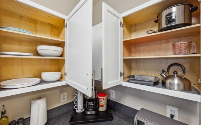 Stylish 1 BR Apartment w Movie Theater