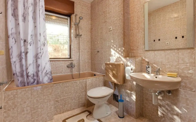 Nice Home in Podstrana With Wifi and 2 Bedrooms