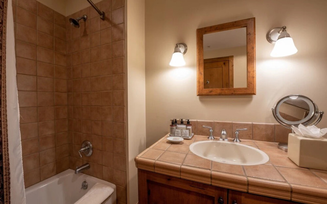 Comfortable Studio Efficiency Unit With Balcony Over Mountaineer Square Condo - No Cleaning Fee! by RedAwning