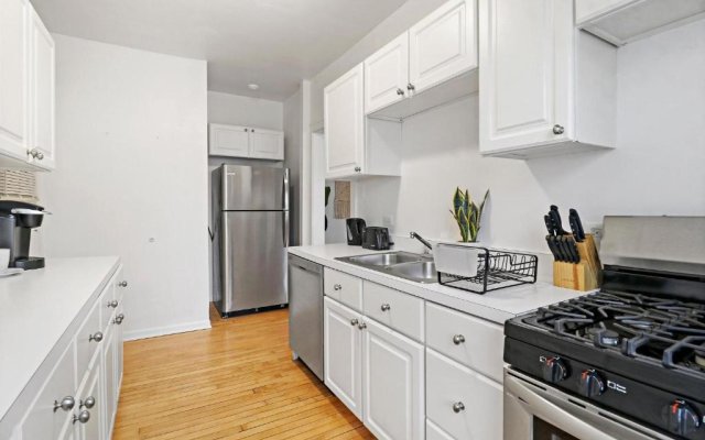 Simple and Roomy 1BR Apt in Evanston