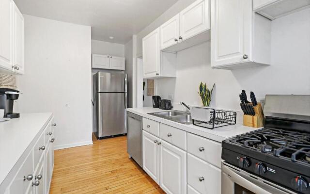 Simple and Roomy 1BR Apt in Evanston