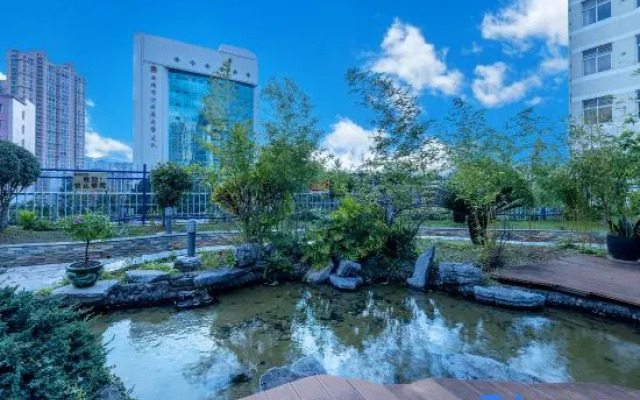 Qujing Yishi Yihe Hotel (Cuifeng Road, Qilin District)
