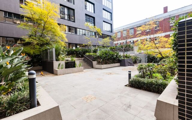 WESLEY, 2BDR Carlton Apartment