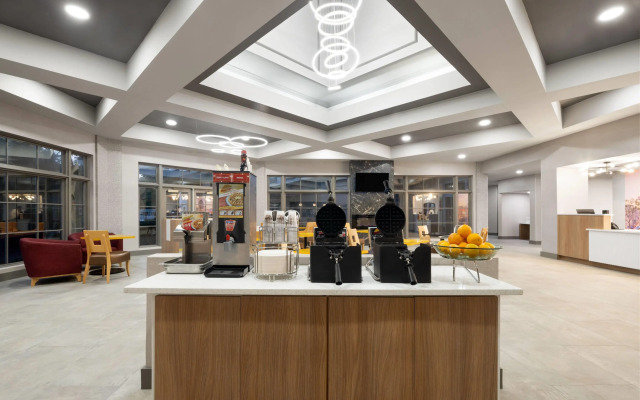 La Quinta Inn & Suites by Wyndham Raleigh Cary
