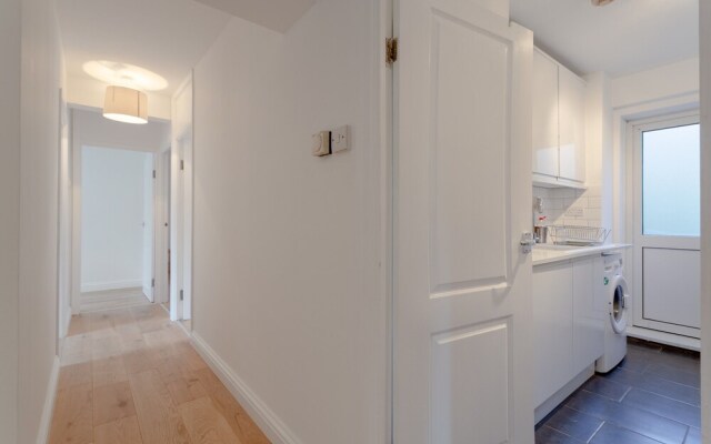 Spacious 3 Bedroom Flat Near Vibrant Camberwell
