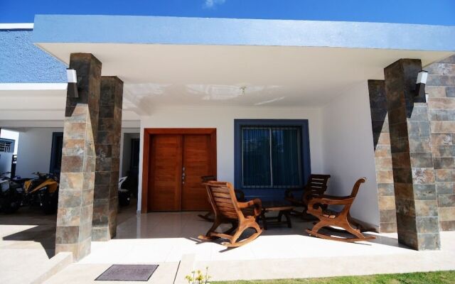 Modern House Pool AC WiFi