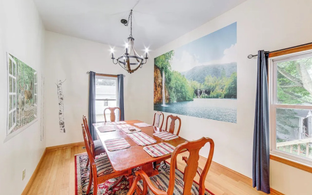 Near Saugatuck Dunes: Pet-friendly Fennville Home!