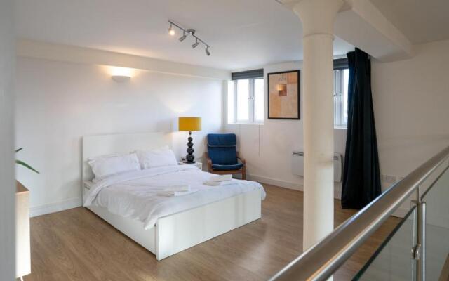 The Loft - Central Contemporary Getaway