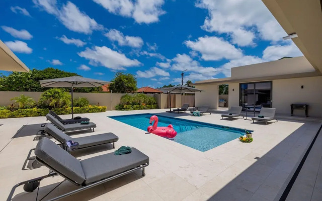 New Designer Villa King Beds Pool Near Beach