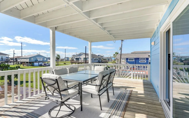 Walk to Beach: Family-friendly Galveston Home!