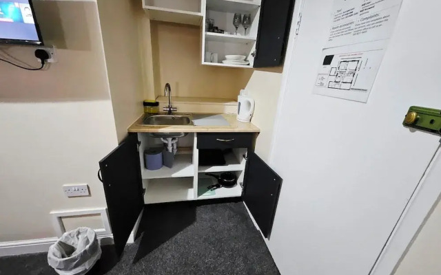 Ground-Floor Queen Bed Studio Apartment with Free Parking