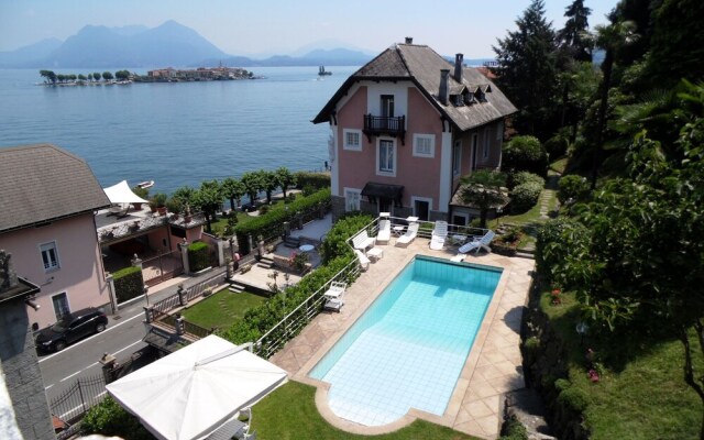 Villa With Pool, Facing the Lake, in a Unique Location With Beautiful Views