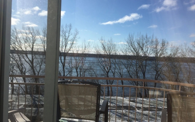 Cozy water front Montreal
