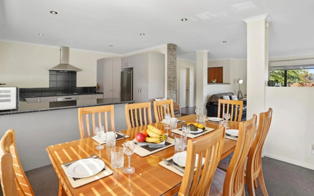 16 Rutherford Crescent