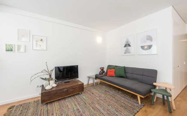 GuestReady - Orange Basket Flat