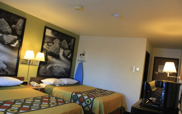 Super 8 Motel - Antigo