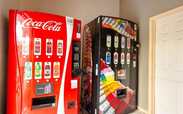 Econo Lodge Inn & Suites
