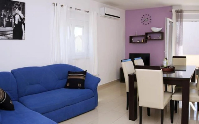 Remarkable 2-bed Apartment in Srima With sea View
