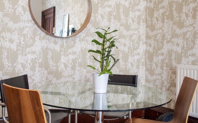 Spacious 2 Bedroom Apartment by the Meadows