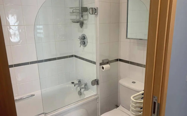 Central Liverpool Apartment-sleeps 6-free Parking