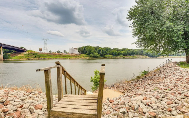 Tennessee River Retreat: Multi-level Deck & Views